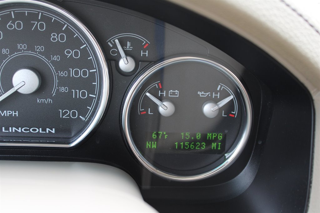 2006 Lincoln Mark LT photo