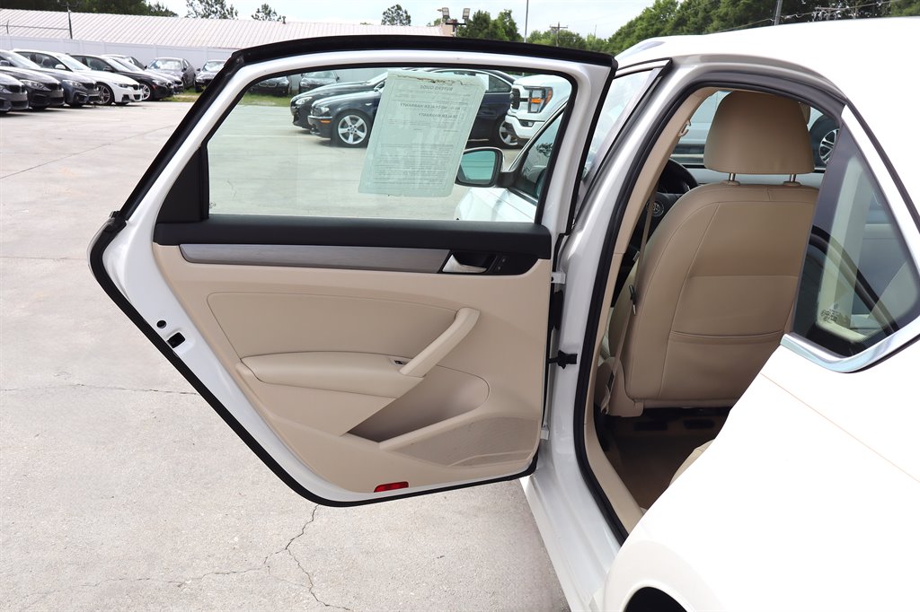 2014 Volkswagen Passat - $9,995