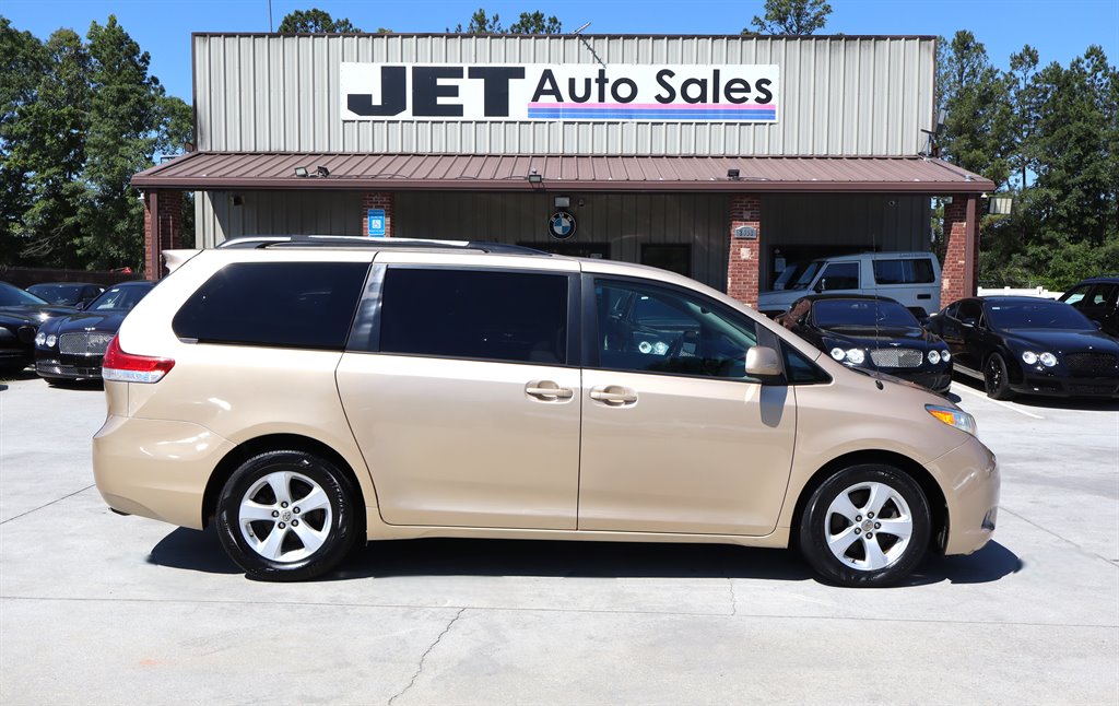 2011 Toyota Sienna - $8,995