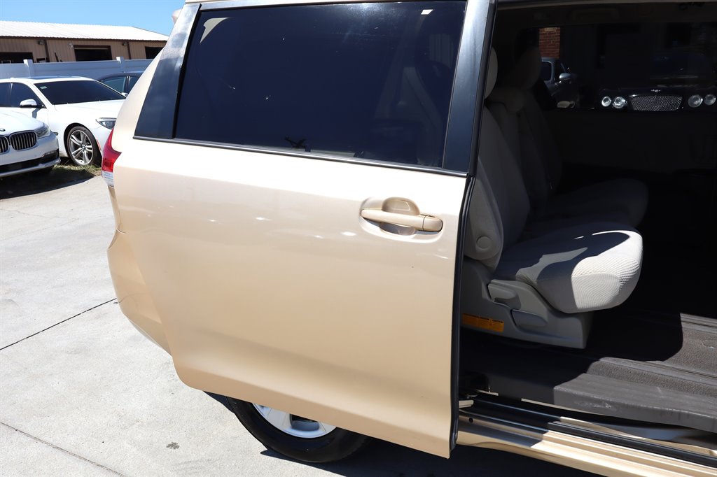 2011 Toyota Sienna - $8,995