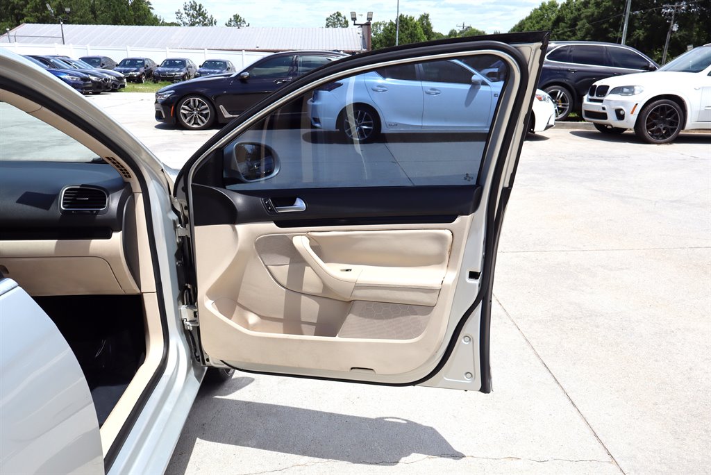 2011 Volkswagen Jetta - $6,995