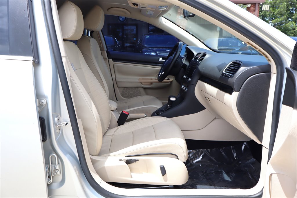 2011 Volkswagen Jetta - $6,995