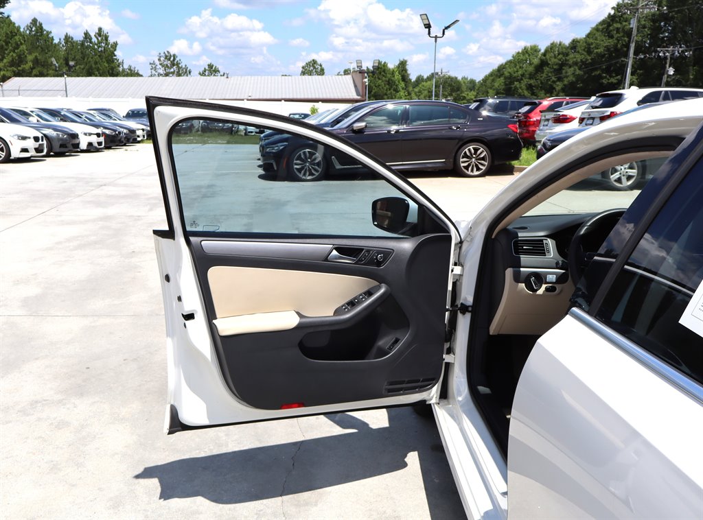 2013 Volkswagen Jetta - $10,995