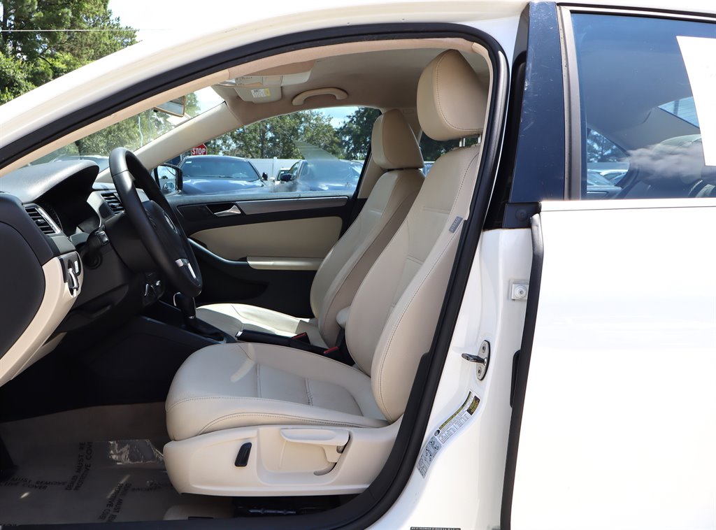 2013 Volkswagen Jetta - $10,995