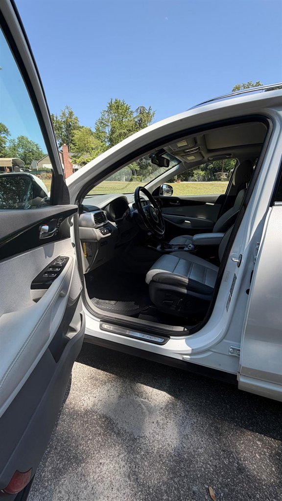 2017 Kia Sorento - $12,995