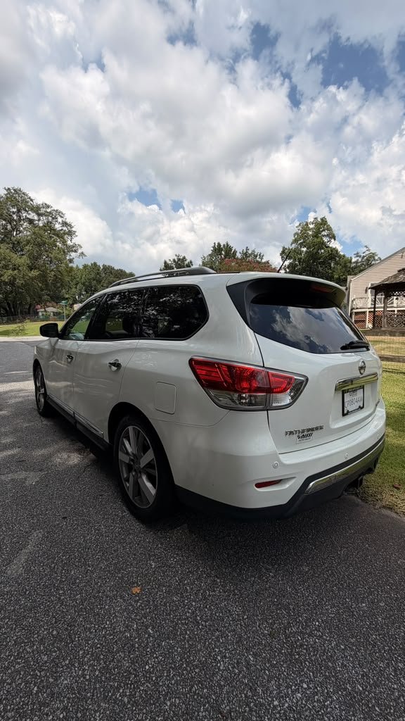 2014 Nissan Pathfinder - $11,995