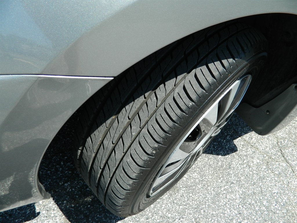 2011 Nissan Sentra 2.0 photo
