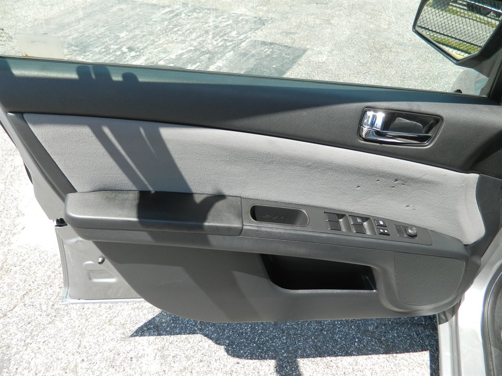 2011 Nissan Sentra 2.0 photo