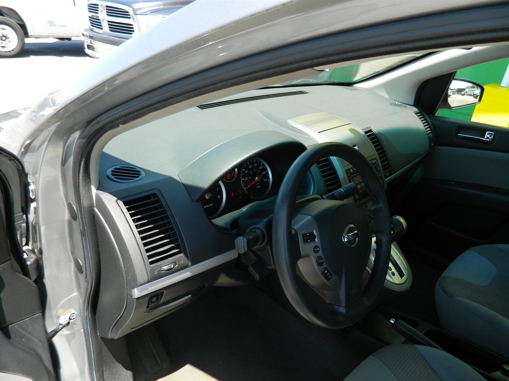2011 Nissan Sentra 2.0 photo