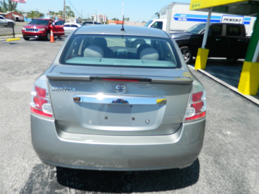 2011 Nissan Sentra 2.0 photo