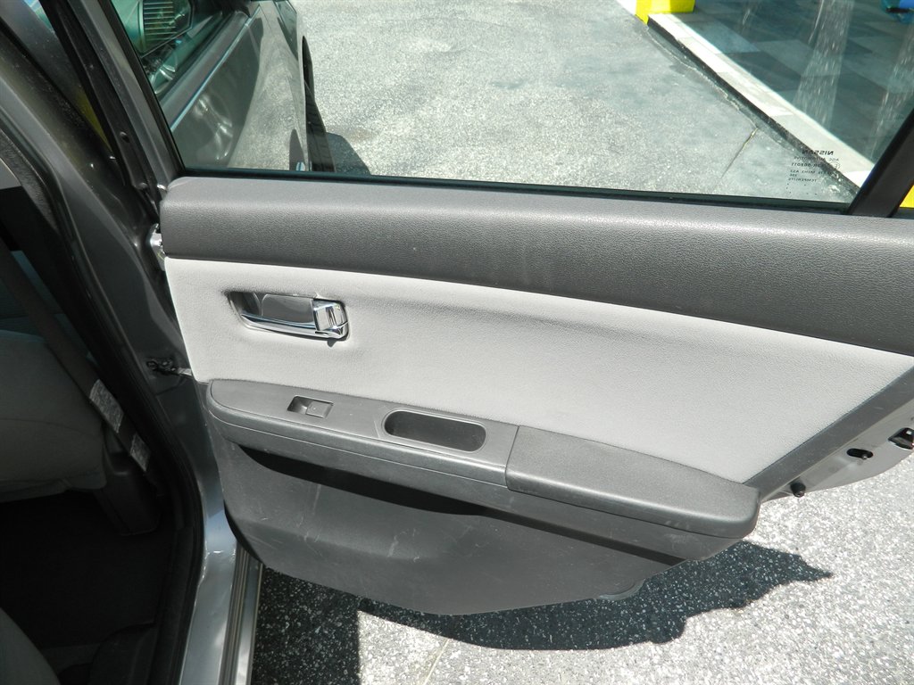 2011 Nissan Sentra 2.0 photo