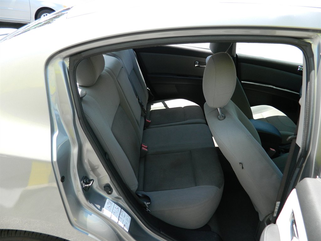 2011 Nissan Sentra 2.0 photo