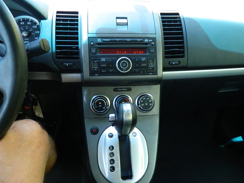 2011 Nissan Sentra 2.0 photo