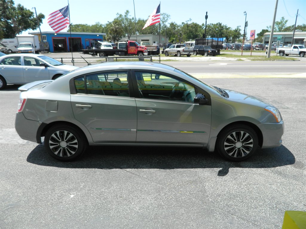 2011 Nissan Sentra 2.0 photo