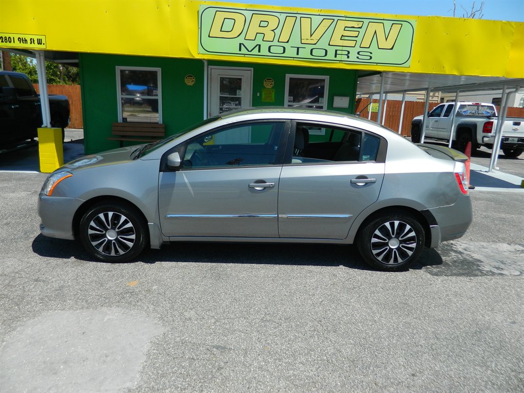 2011 Nissan Sentra 2.0 photo