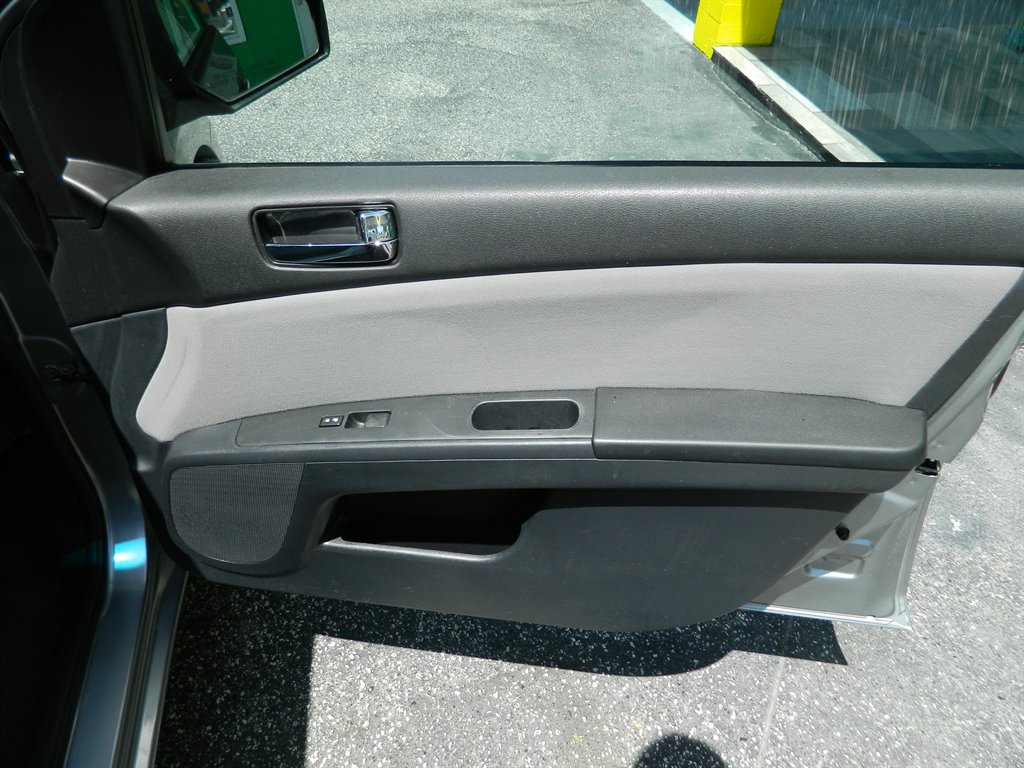 2011 Nissan Sentra 2.0 photo