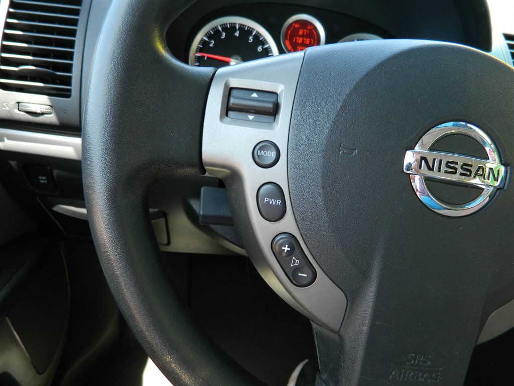 2011 Nissan Sentra 2.0 photo