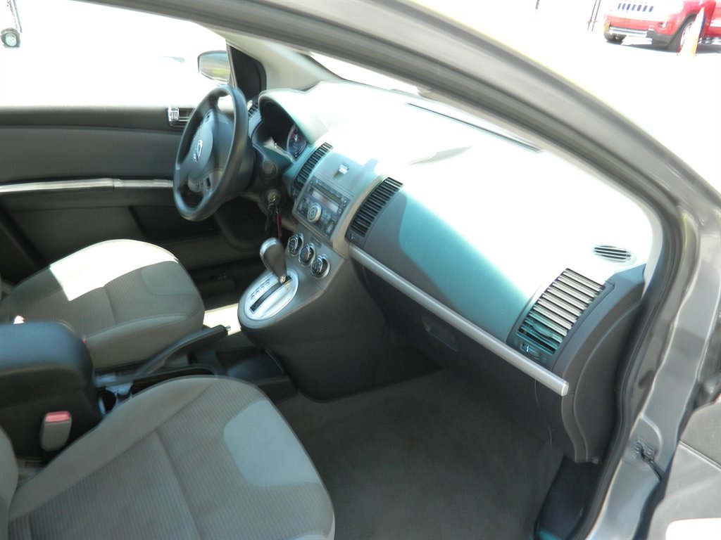 2011 Nissan Sentra 2.0 photo
