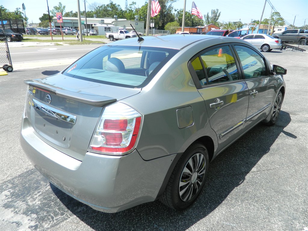 2011 Nissan Sentra 2.0 photo