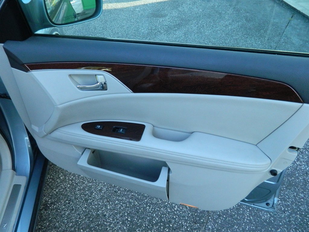 2010 Toyota Avalon XLS photo
