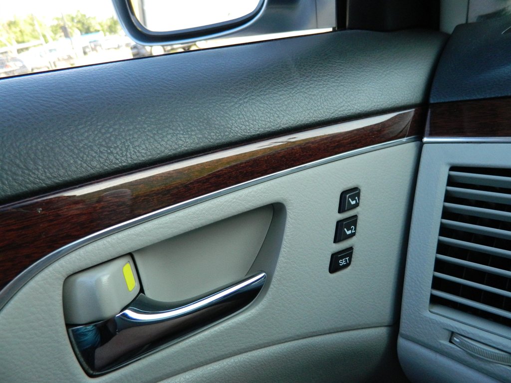 2010 Toyota Avalon XLS photo