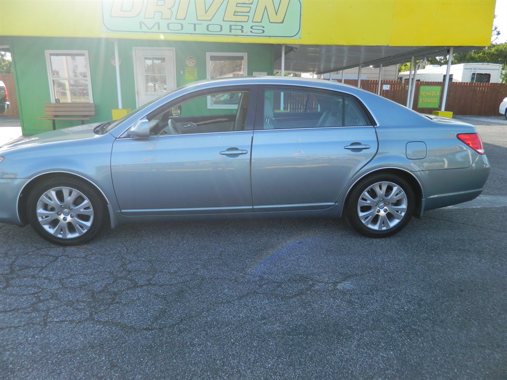 2010 Toyota Avalon XLS photo