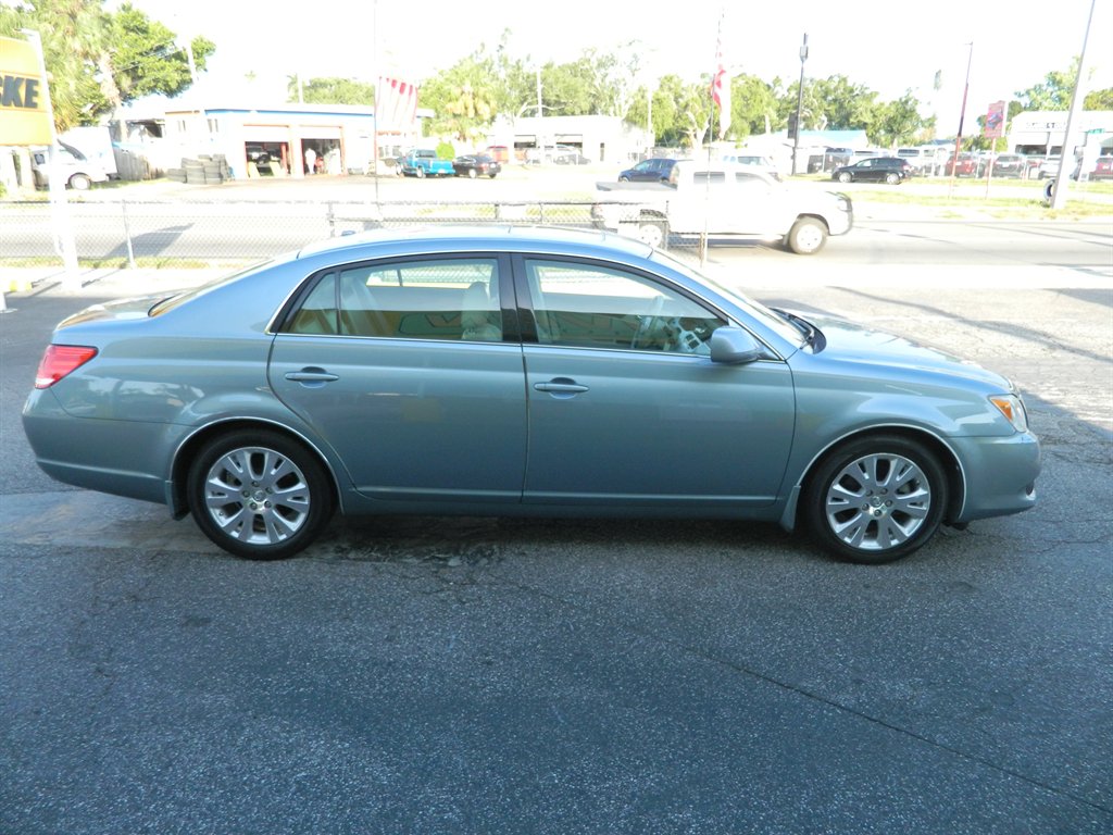 2010 Toyota Avalon XLS photo