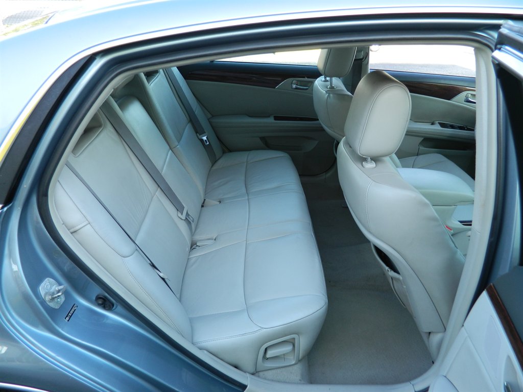 2010 Toyota Avalon XLS photo