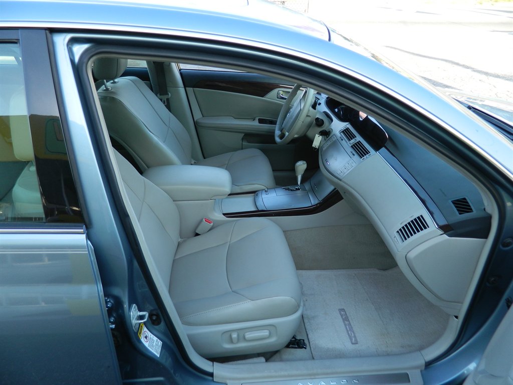 2010 Toyota Avalon XLS photo
