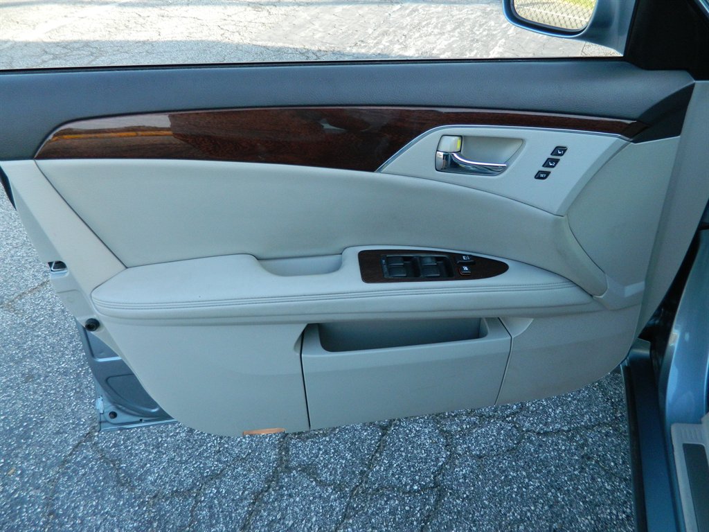 2010 Toyota Avalon XLS photo