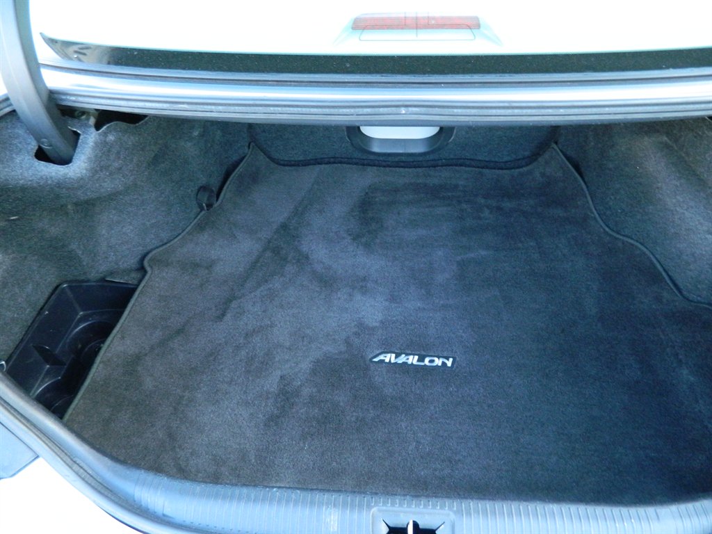 2010 Toyota Avalon XLS photo