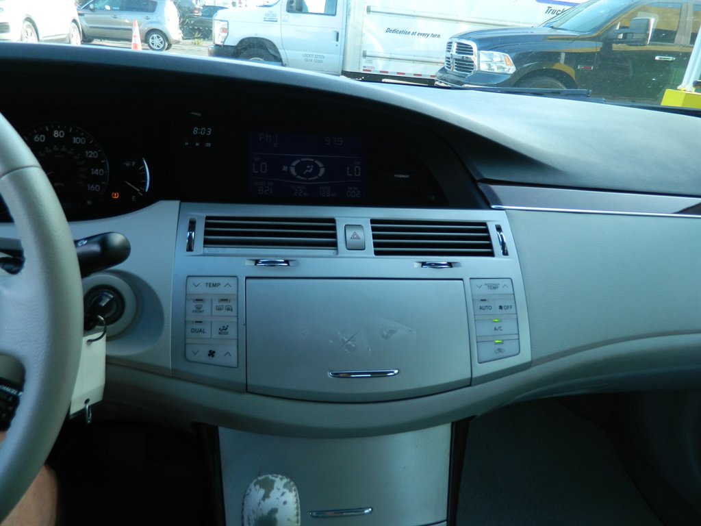 2010 Toyota Avalon XLS photo