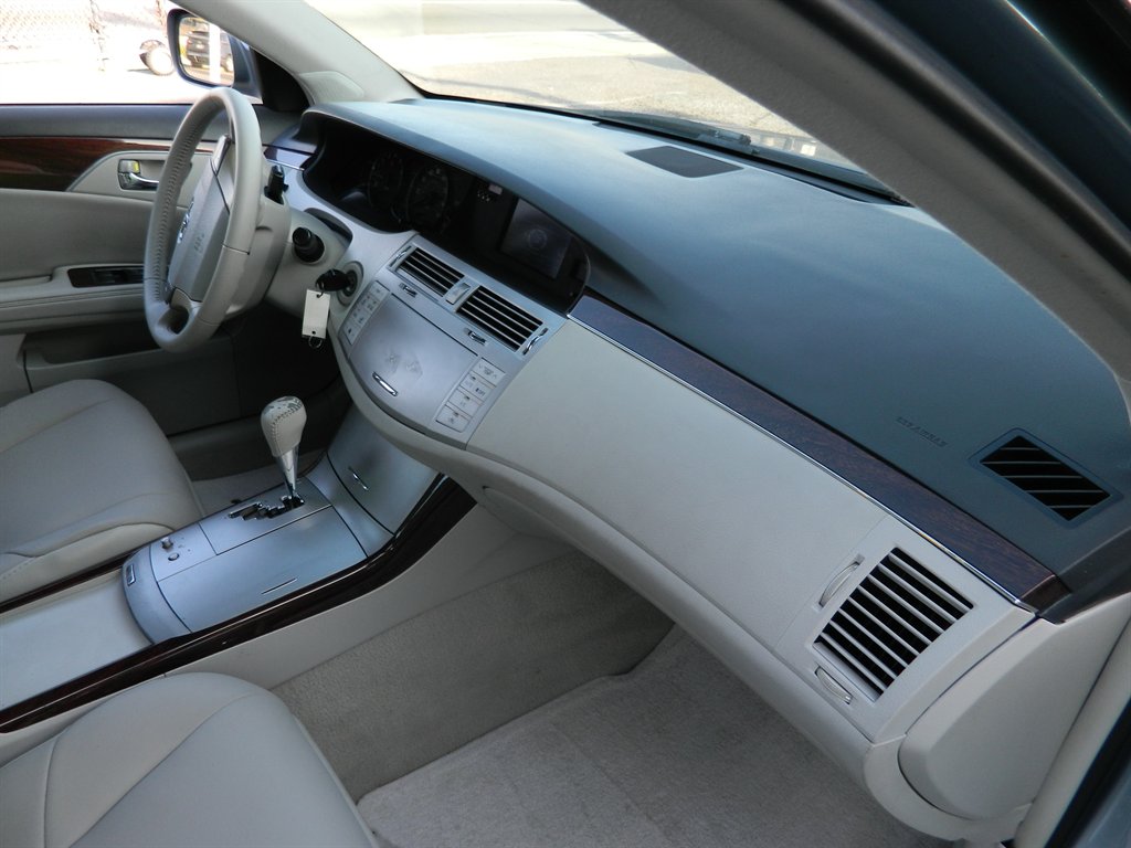 2010 Toyota Avalon XLS photo