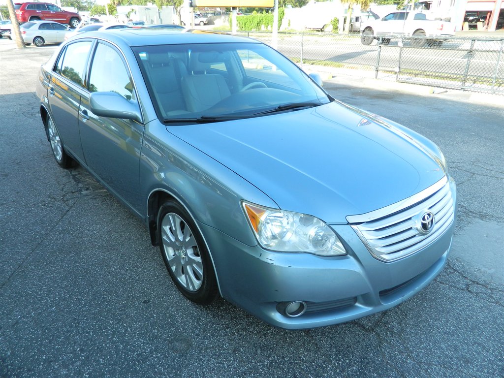 2010 Toyota Avalon XLS photo