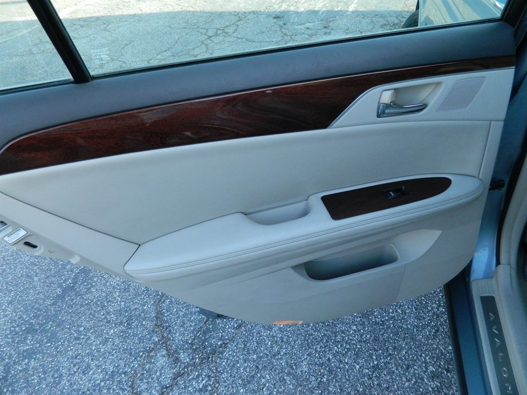 2010 Toyota Avalon XLS photo