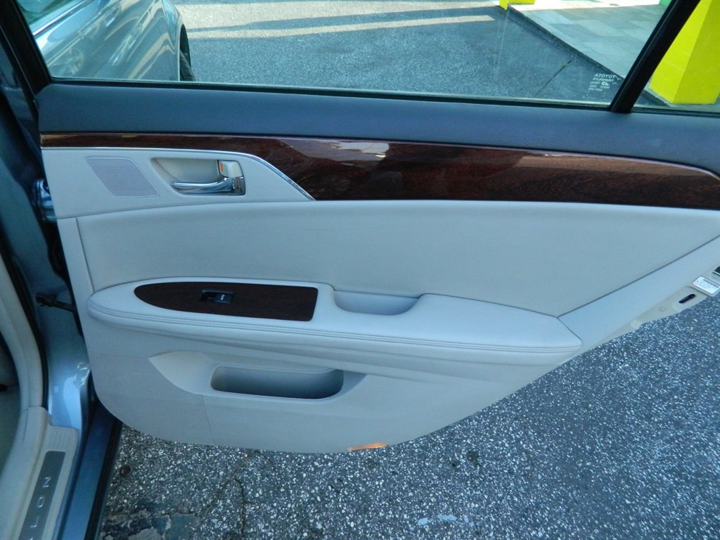 2010 Toyota Avalon XLS photo