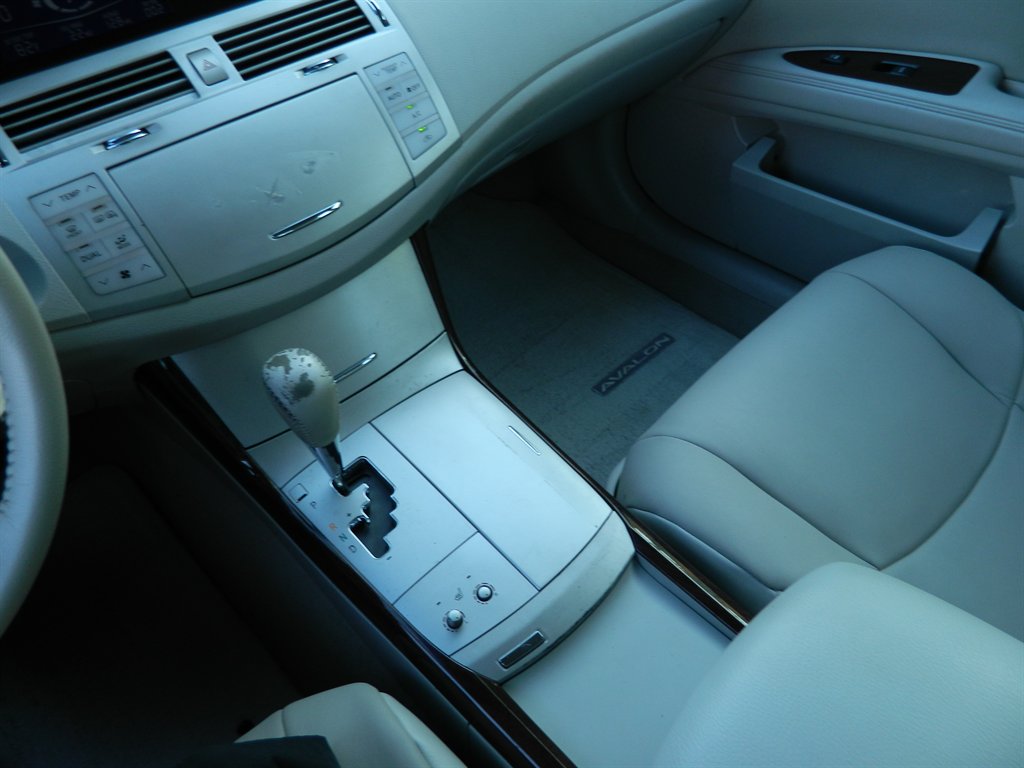 2010 Toyota Avalon XLS photo