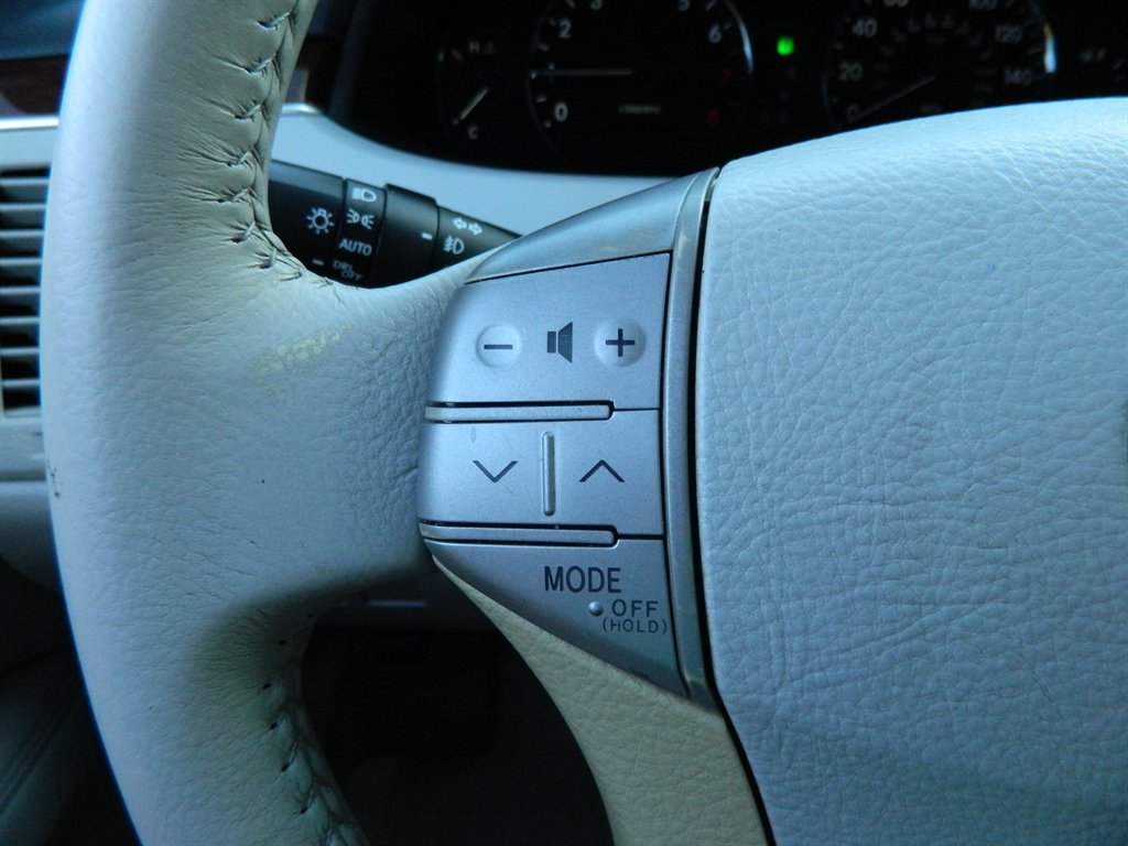 2010 Toyota Avalon XLS photo