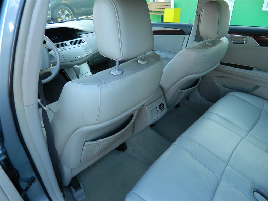 2010 Toyota Avalon XLS photo