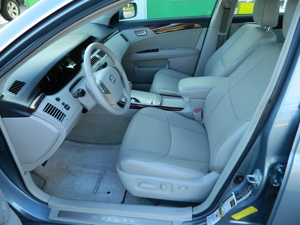 2010 Toyota Avalon XLS photo