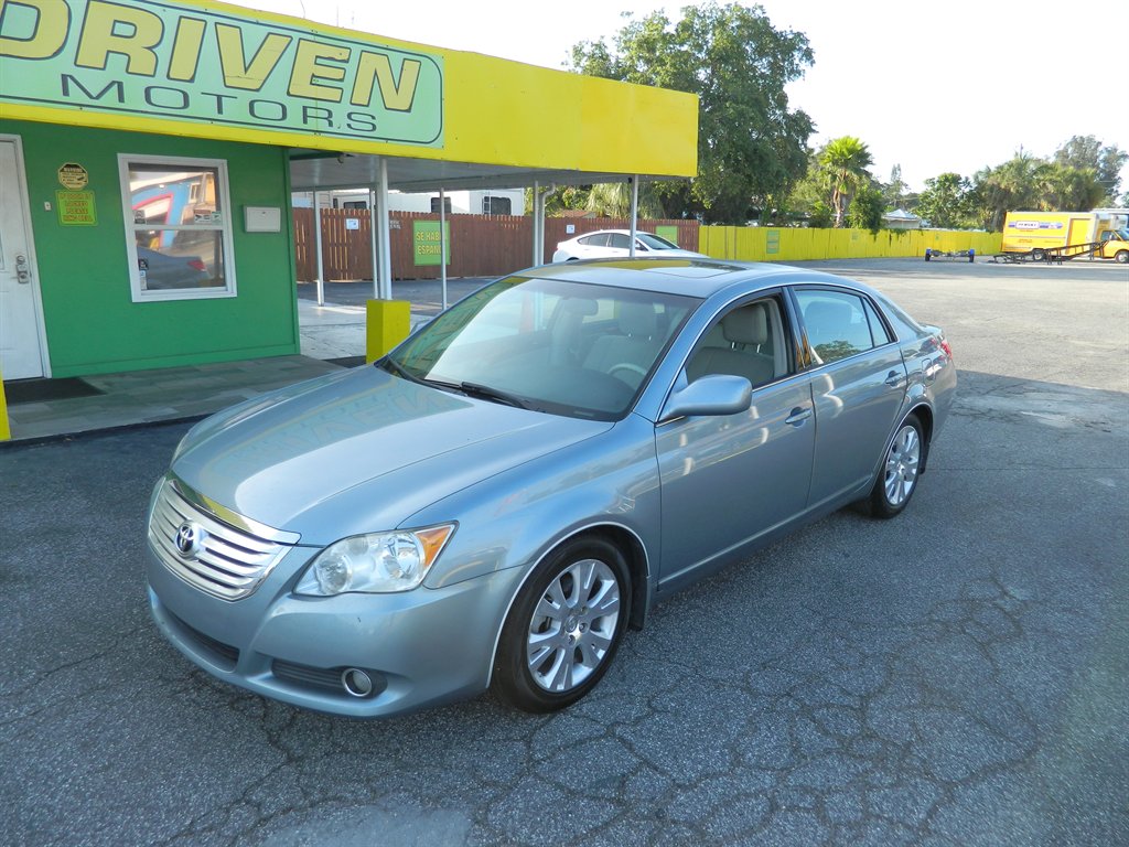 2010 Toyota Avalon XLS photo