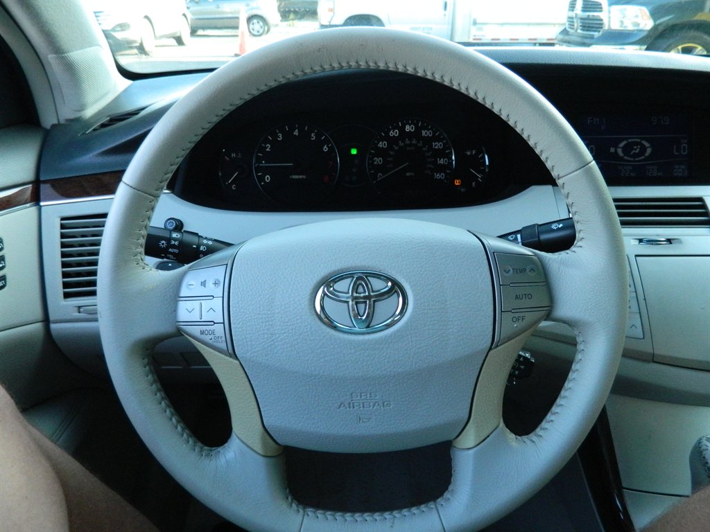 2010 Toyota Avalon XLS photo
