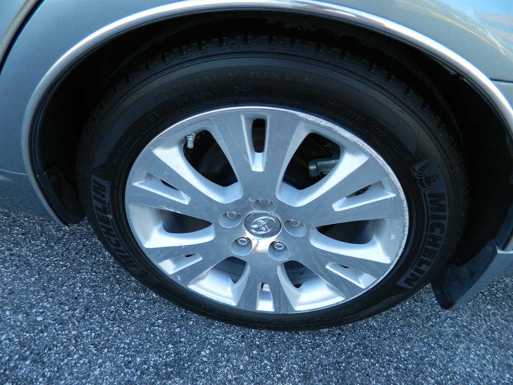 2010 Toyota Avalon XLS photo
