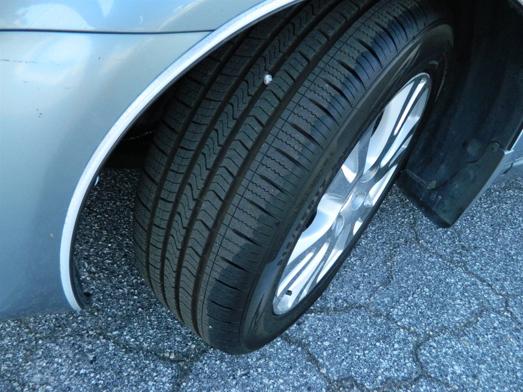 2010 Toyota Avalon XLS photo