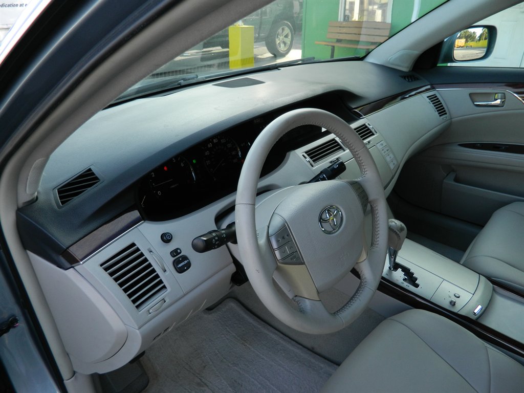 2010 Toyota Avalon XLS photo