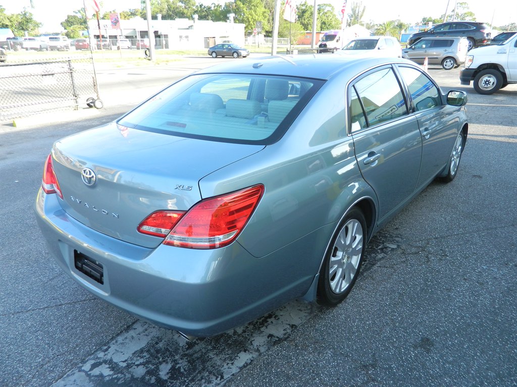 2010 Toyota Avalon XLS photo
