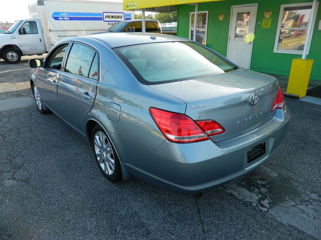 2010 Toyota Avalon XLS photo