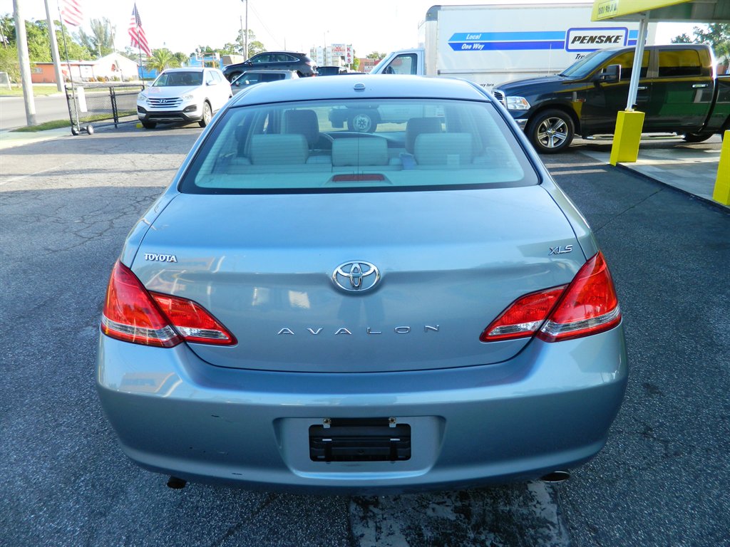 2010 Toyota Avalon XLS photo