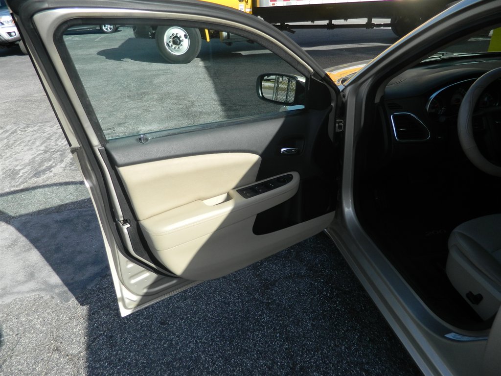 2014 Chrysler 200 - $8,988