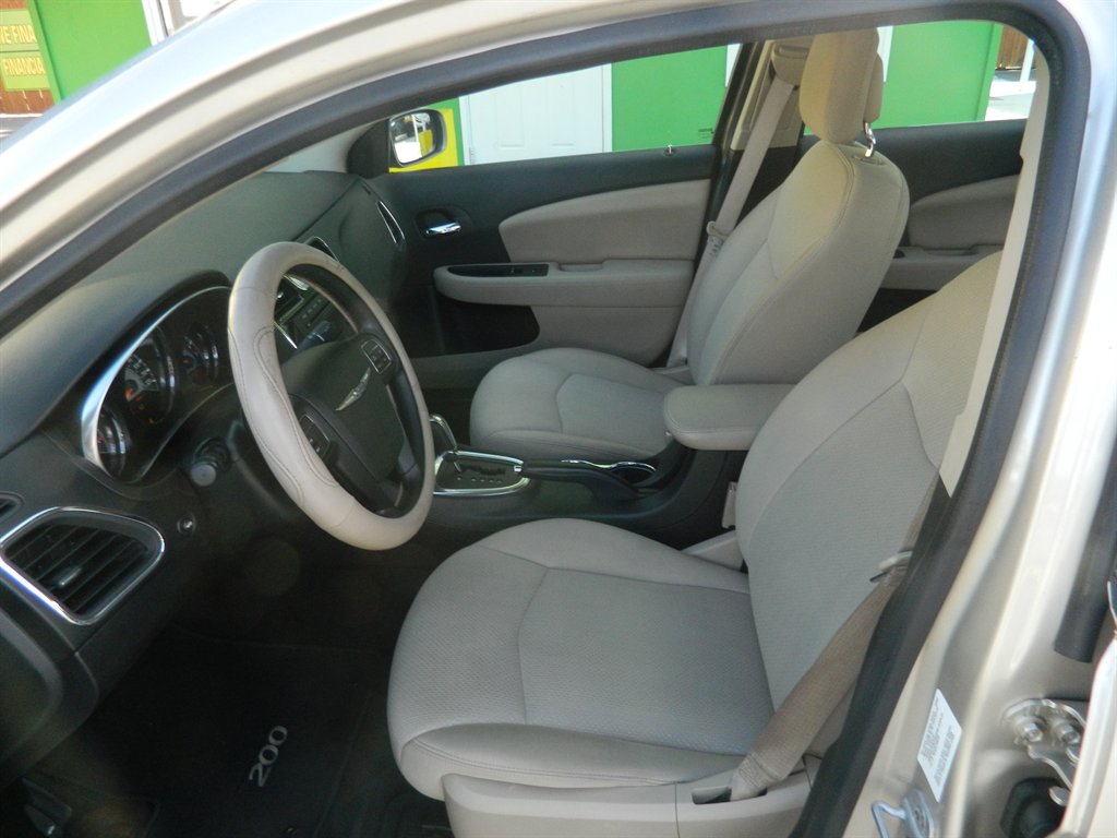 2014 Chrysler 200 - $8,988